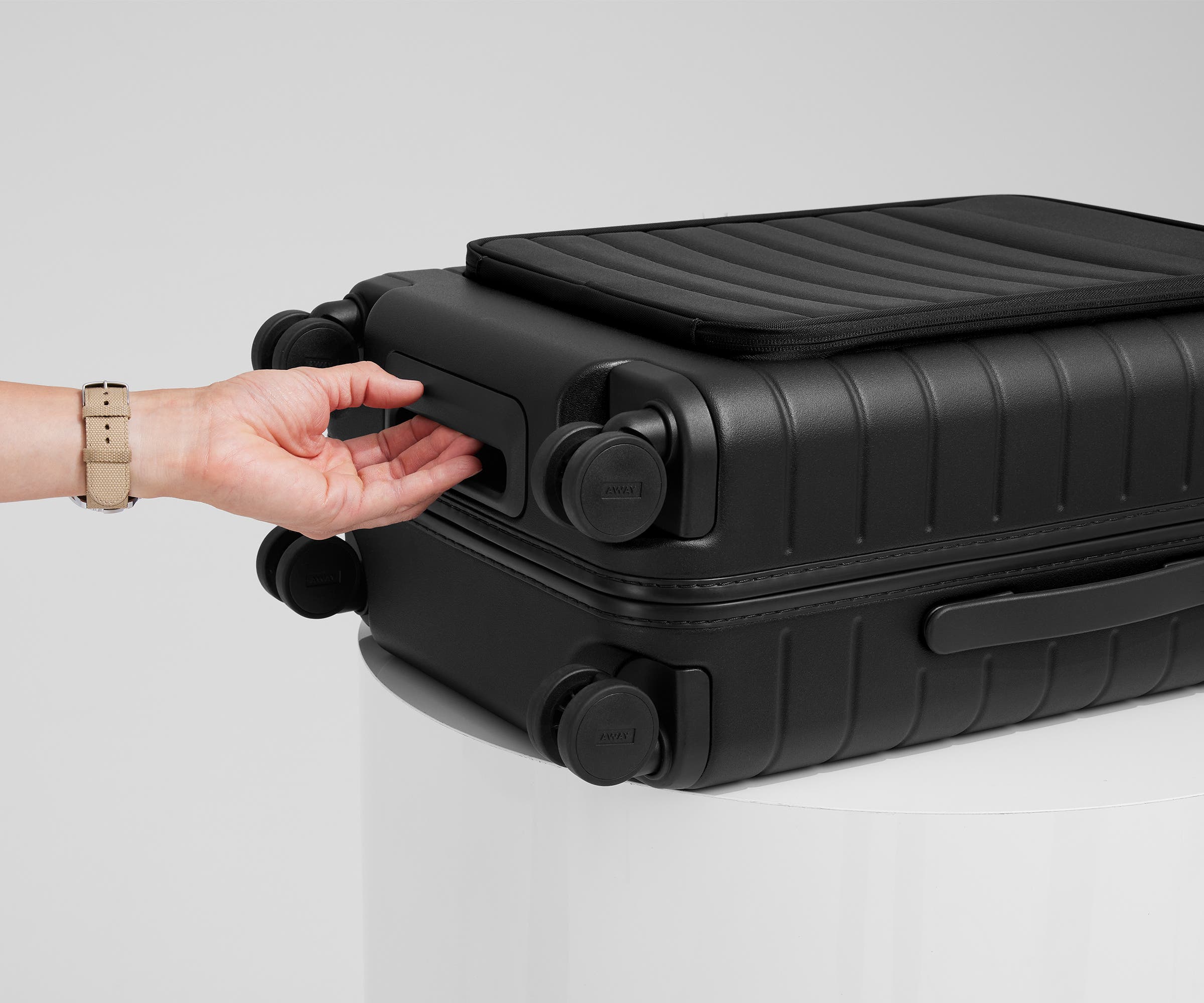 The Executive Bigger Carry-On in Jet Black - Image 11
