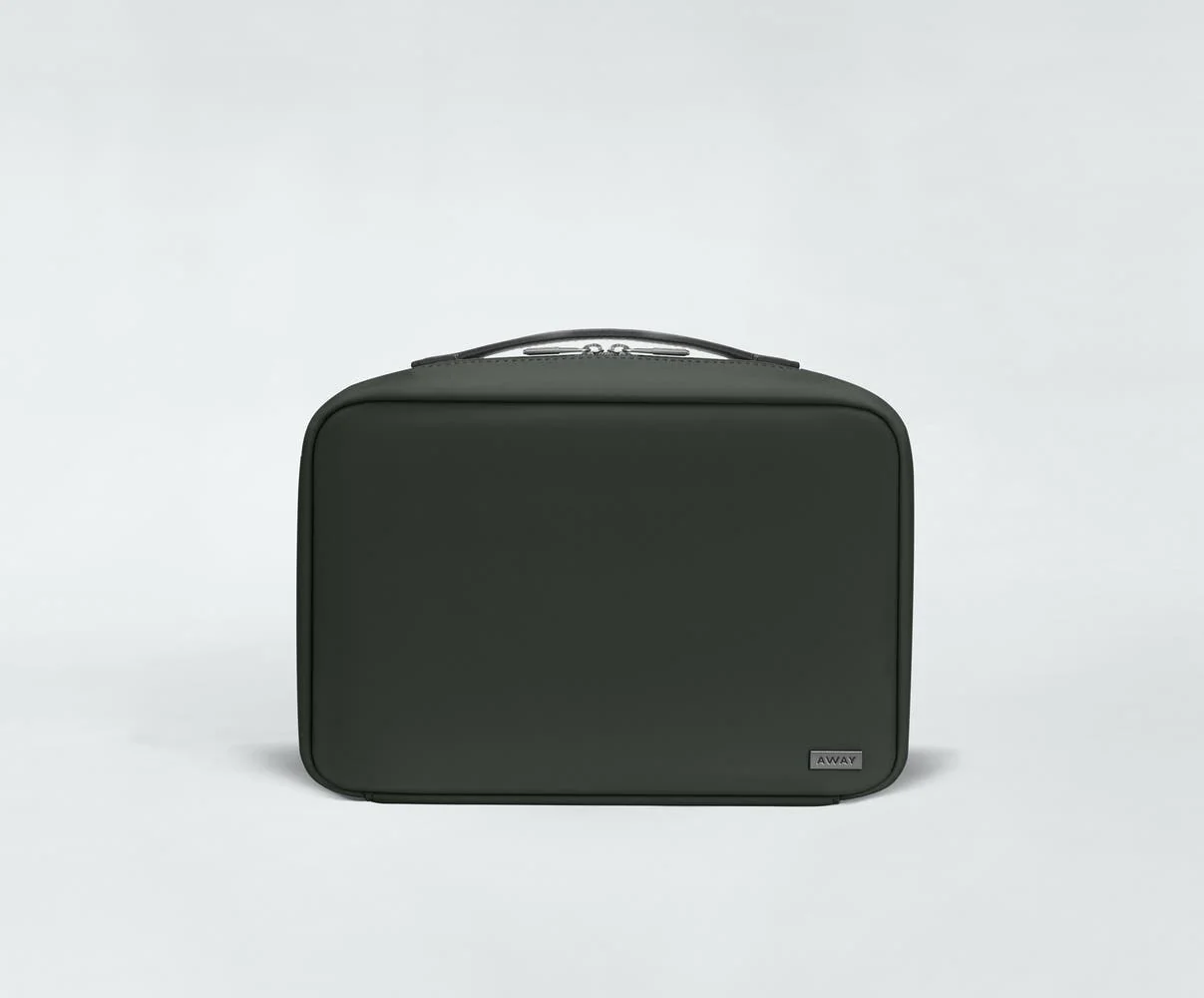 The Hanging Toiletry Bag in Green