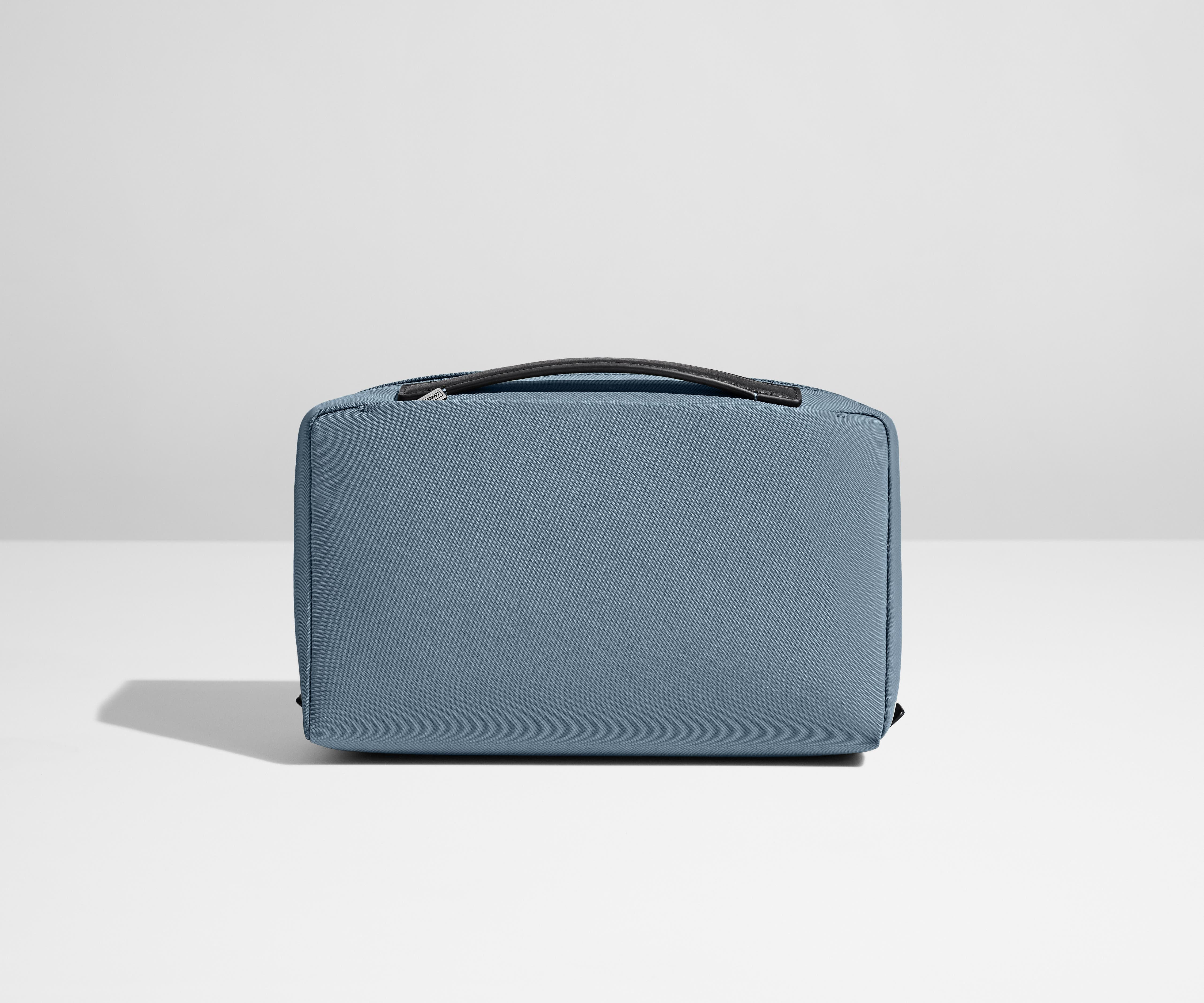 The Large Toiletry Bag in Coast Blue - Image 3